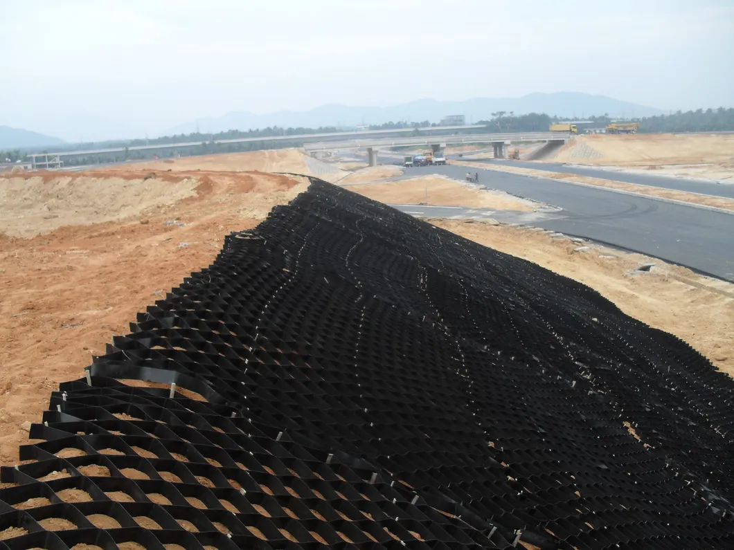 Géocellule HDPE texturée avec trous, système de confinement cellulaire élevé, géocellule HDPE en nid d'abeille pour fondation routière, protection de talus, parking, allée, mur de soutènement 8
