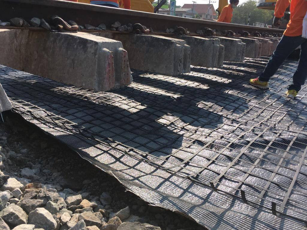 Pour la route le chemin de fer renforcer la chaîne biaxiale de polyester d'ANIMAL FAMILIER des bas d'allée de geo prix de grille a tricoté le geogrid