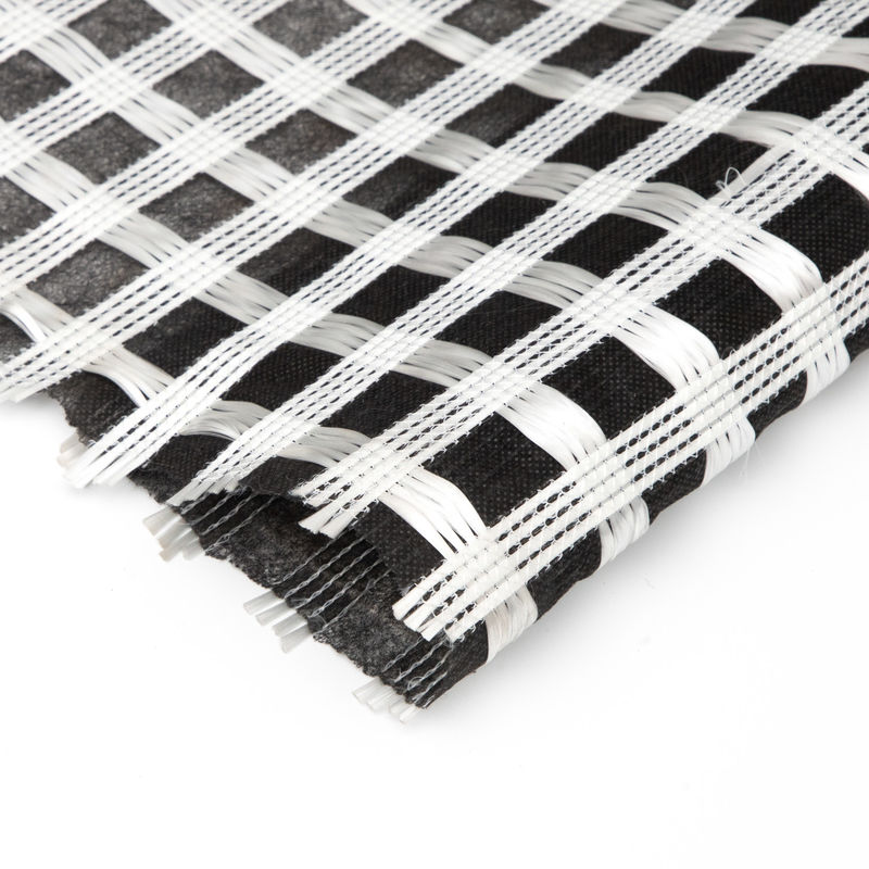 Géogrid composite en fibre de verre biaxial avec géotextile non tissé pour le renforcement du sol/matériau de construction routière