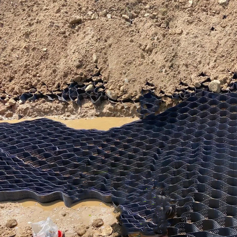Système de confinement cellulaire à haute texture avec trous Honeycomb HDPE Geocell pour la route Fondation Protection de la pente Parking Driveway Mur de soutènement