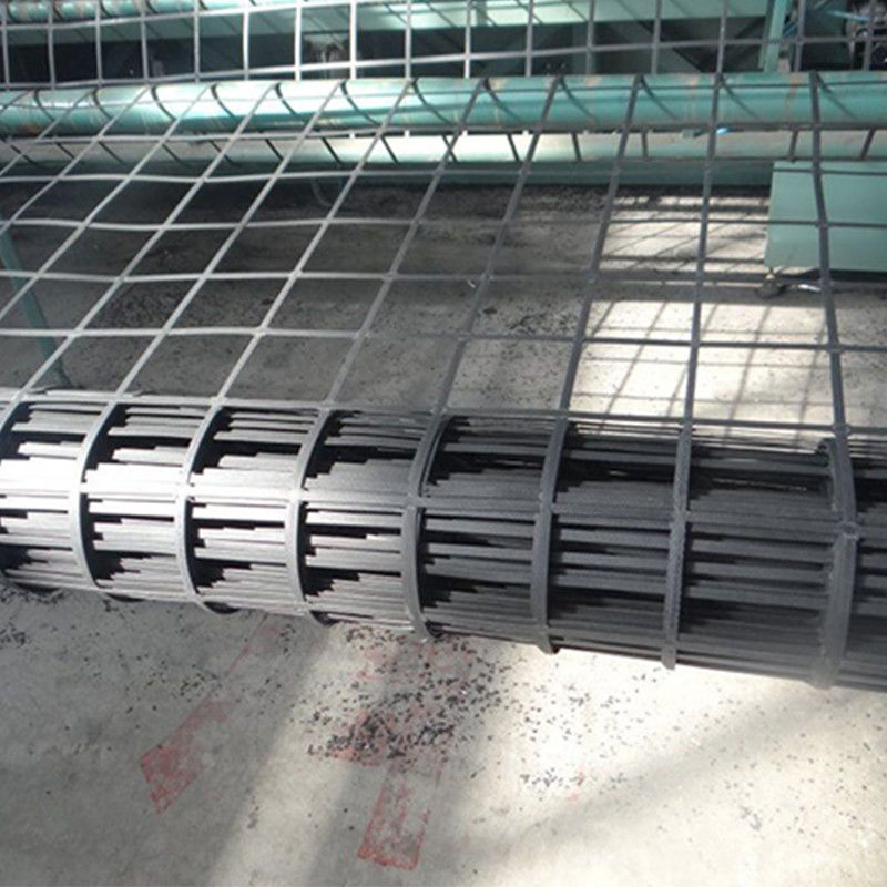 Résistance à la tension élevée soudage biaxial acier plastique composite terrassement géogrille pour la stabilisation du sol caractéristique anti-érosion
