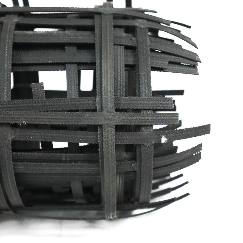 Résistance à la tension élevée soudage biaxial acier plastique composite terrassement géogrille pour la stabilisation du sol caractéristique anti-érosion
