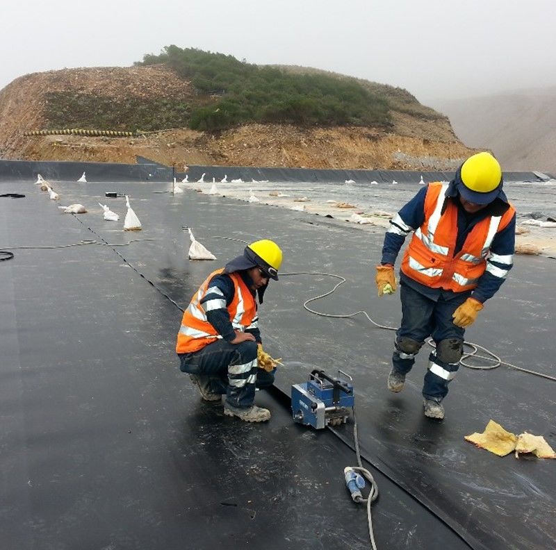 Géomembranes en polyéthylène de haute densité (PEPH) Noir revêtements résistants aux UV revêtement de bassin en polyéthylène pour les décharges Contention 1,5 mm Épaisseur Géomembranes 500N Résistance à la traction