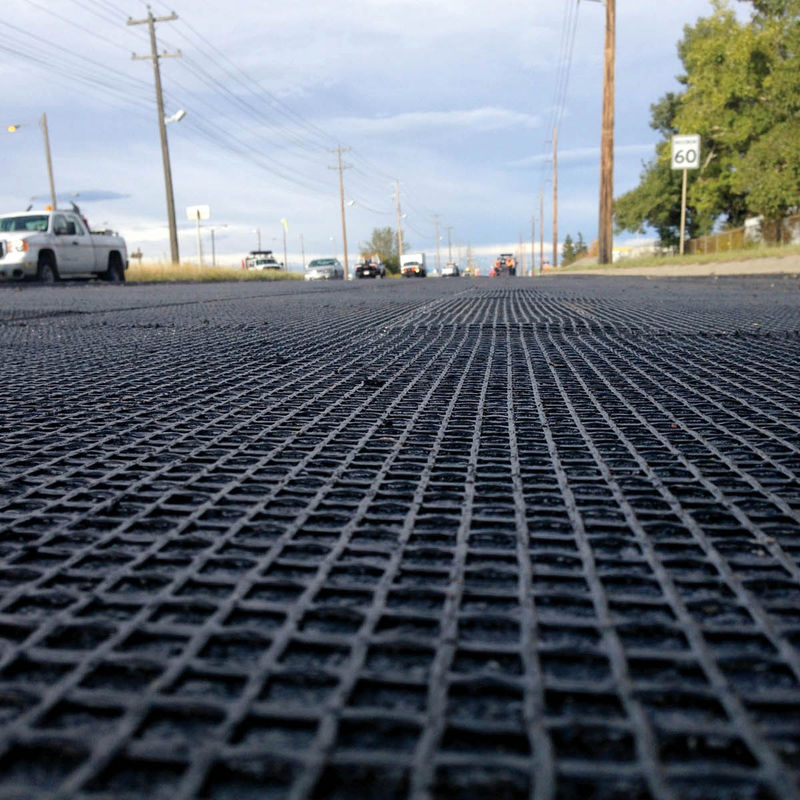 Maille plastique biaxiale à haute résistance à la traction pour le renforcement des sols 30kN/m Grille noire en PP/PET pour la stabilisation des fondations routières