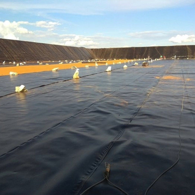 Géomembrane HDPE haute résistance avec une longue durée de vie pour les usines de traitement des eaux usées, les projets de bioénergie et les réservoirs industriels de stockage d'eau