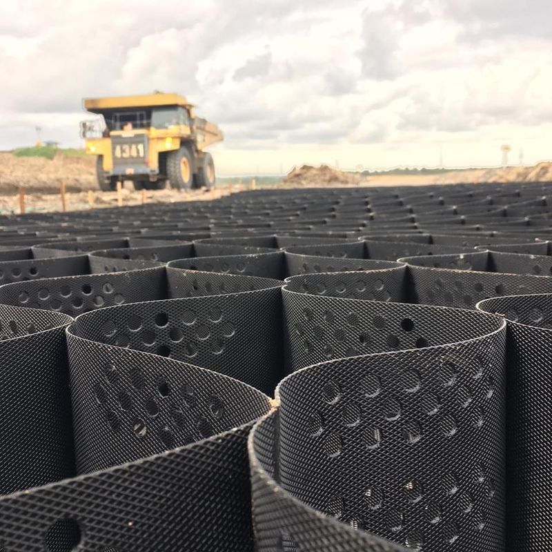 HDPE géocelle en plastique pavée grille noire géocelle HDPE pour le renforcement des sous-sols doux stabilisateur de gravier à faible coût géocelle dans la construction routière