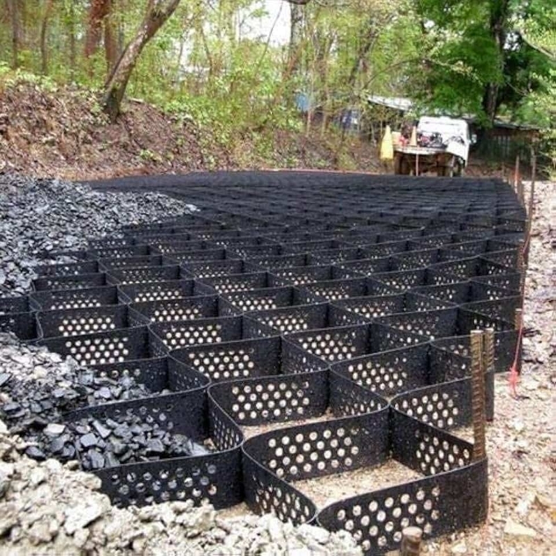 Géocellule HDPE texturée avec trous, système de confinement cellulaire élevé, géocellule HDPE en nid d'abeille pour fondation routière, protection de talus, parking, allée, mur de soutènement