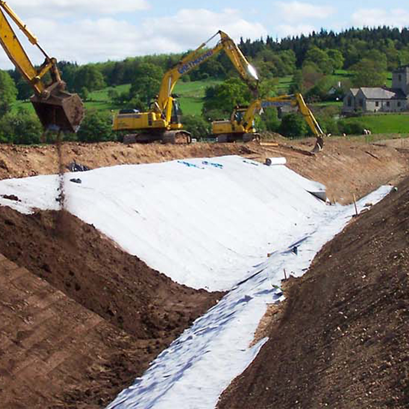 Tissus non tissés en PET/PP Spunbond Géotextile pour réservoirs Lacs artificiels Ressources résiduelles étangs Décharges Filtration Isolement