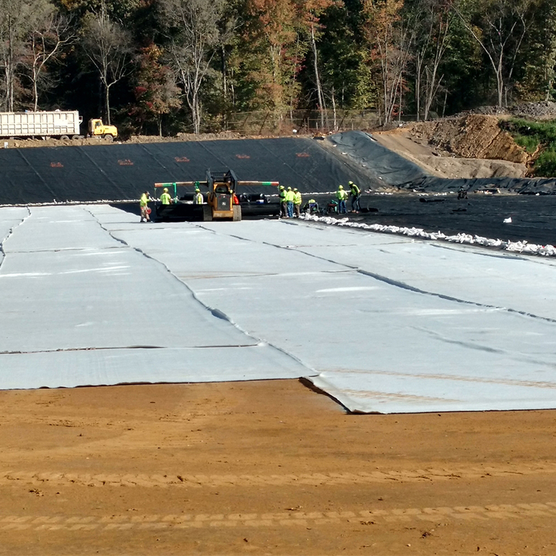 Tissus non tissés en PET/PP Spunbond Géotextile pour réservoirs Lacs artificiels Ressources résiduelles étangs Décharges Filtration Isolement