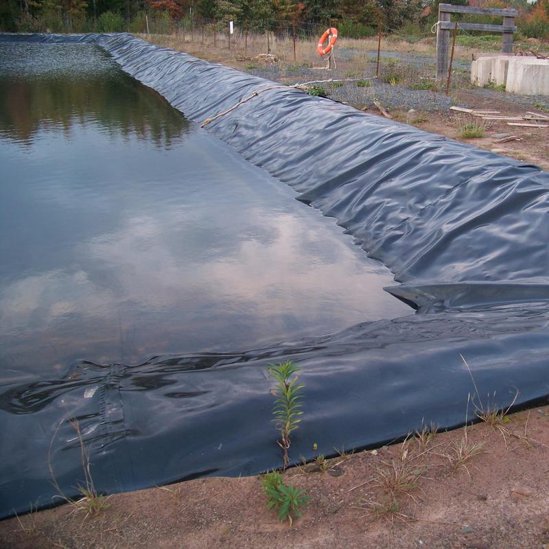 Liner à l'étang à géomembrane imperméable à l'eau pour l'agriculture 1 mm Liner à l'étang à géomembrane 0,75 mm-1,5 mm Polyéthylène PVC Anti-UV Liner à l'étang à géomembrane en plastique PE