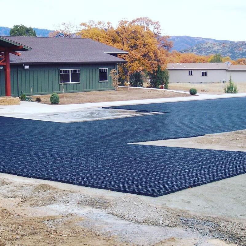 Grille en plastique HDPE pour gazon pour les parkings en revêtement herbeux, le contrôle de l'érosion des pentes, la stabilisation des sols, les pavés en gravier et l'aménagement paysager Grille en plastique pour gazon